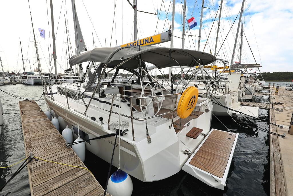 Sailing yacht 