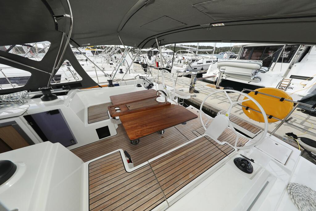 Sailing yacht 