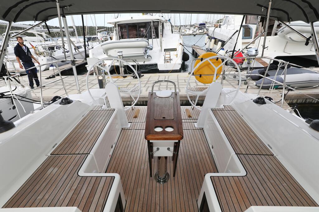 Sailing yacht 