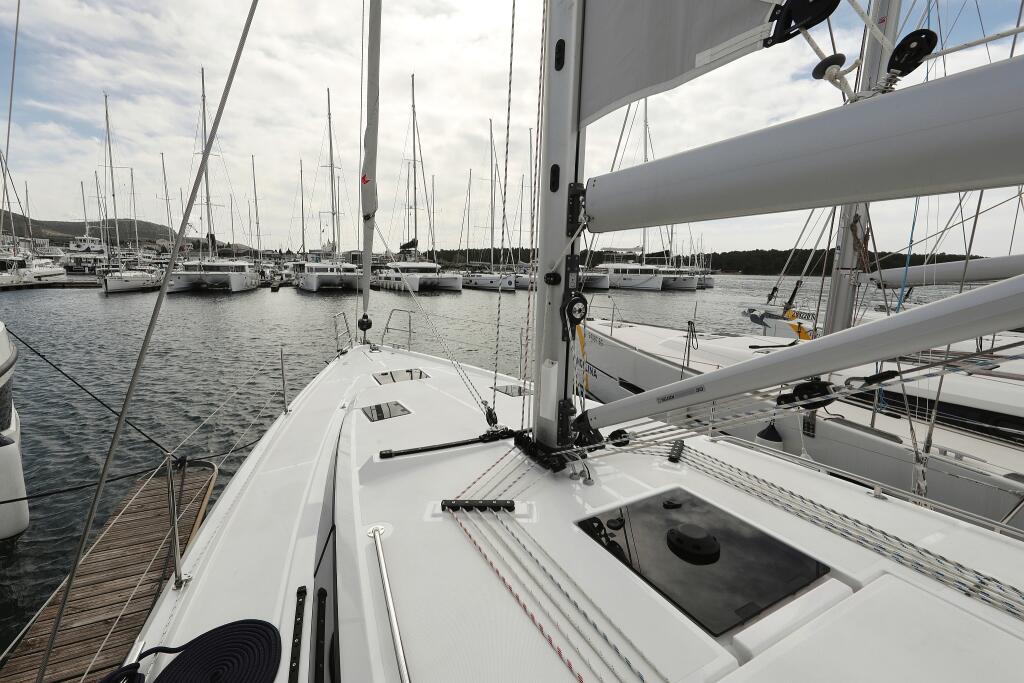 Sailing yacht 