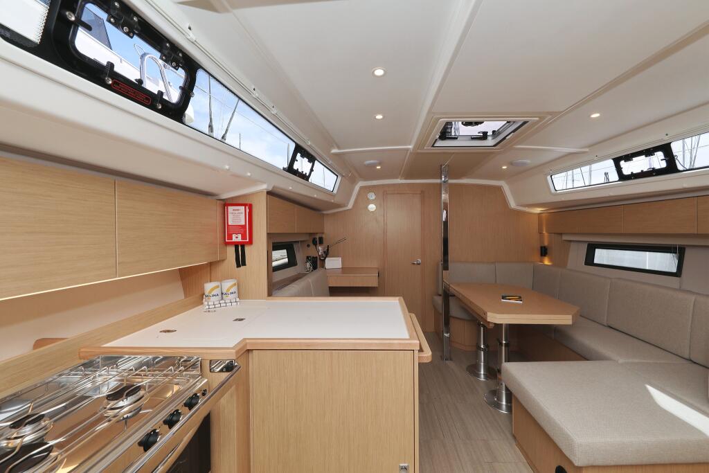 Sailing yacht 