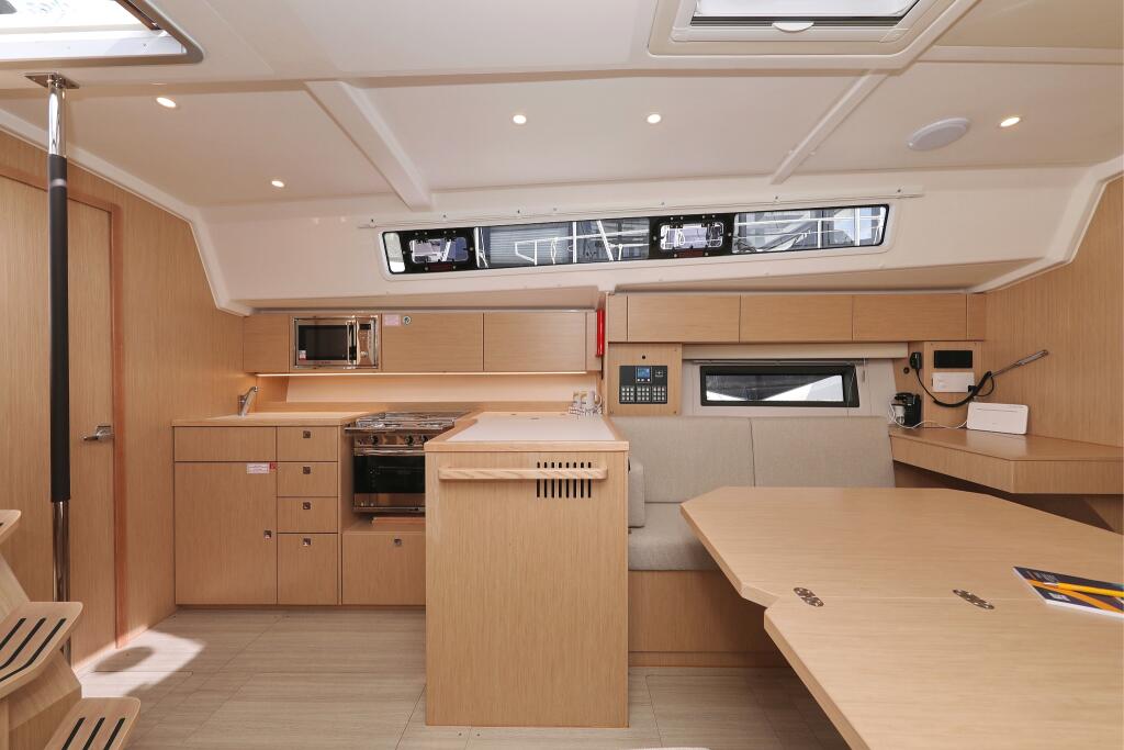 Sailing yacht 