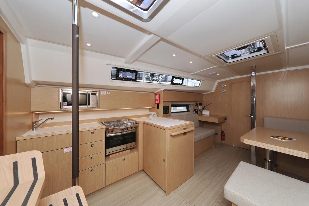 Sailing yacht 