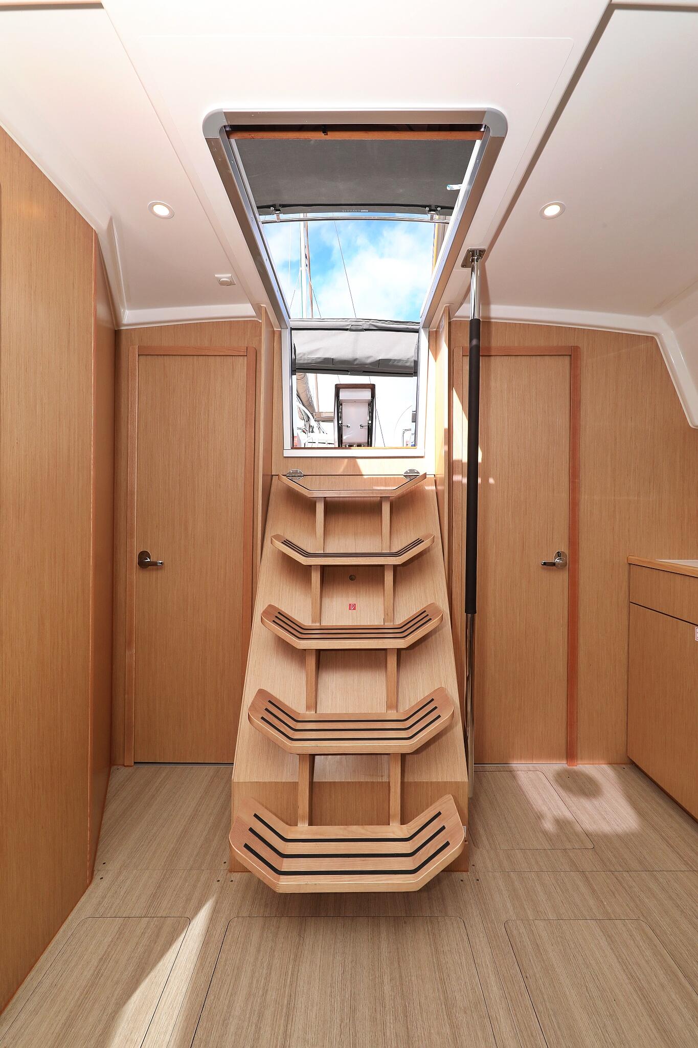 Sailing yacht 