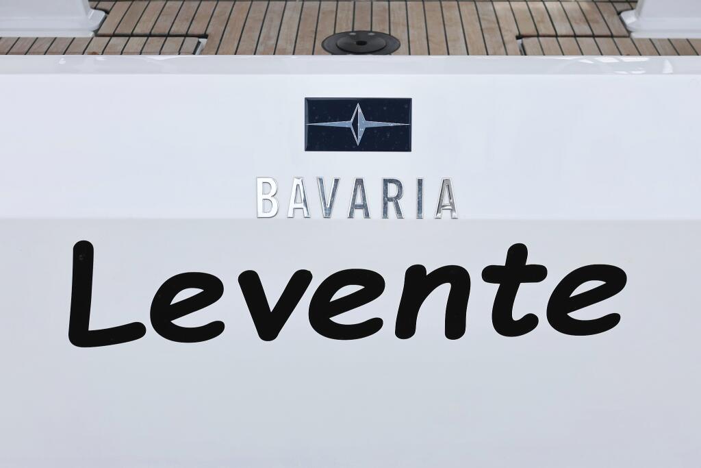 Sailing yacht 