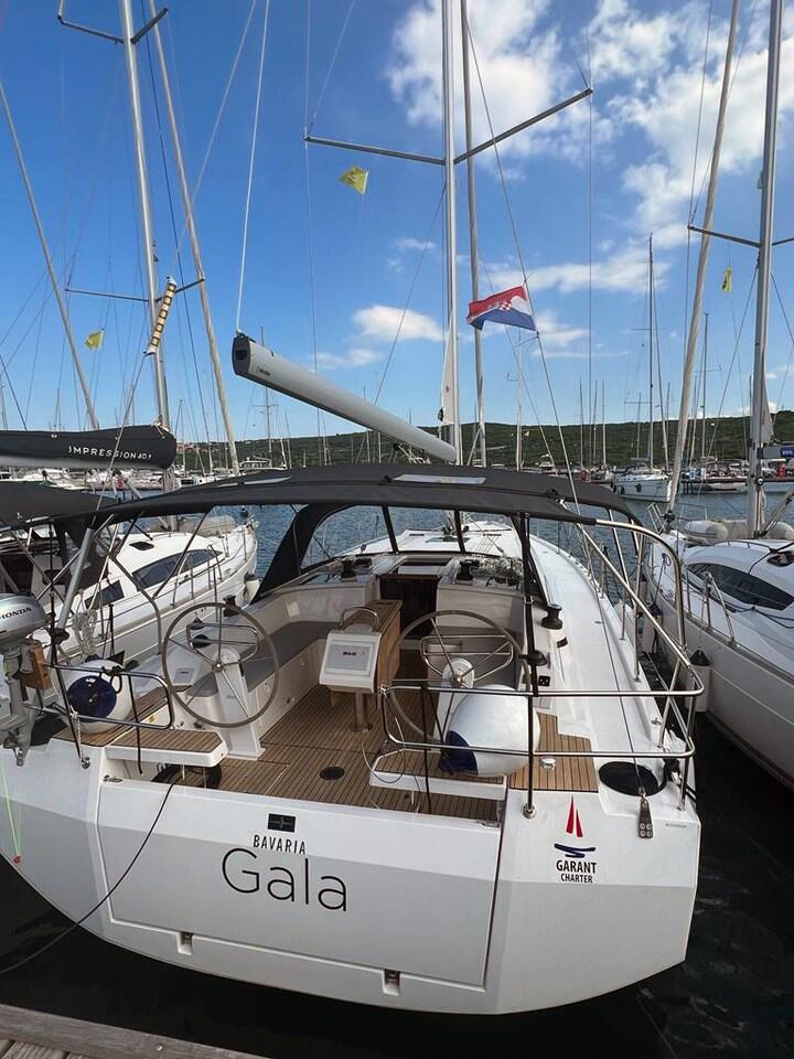 Sailing yacht 