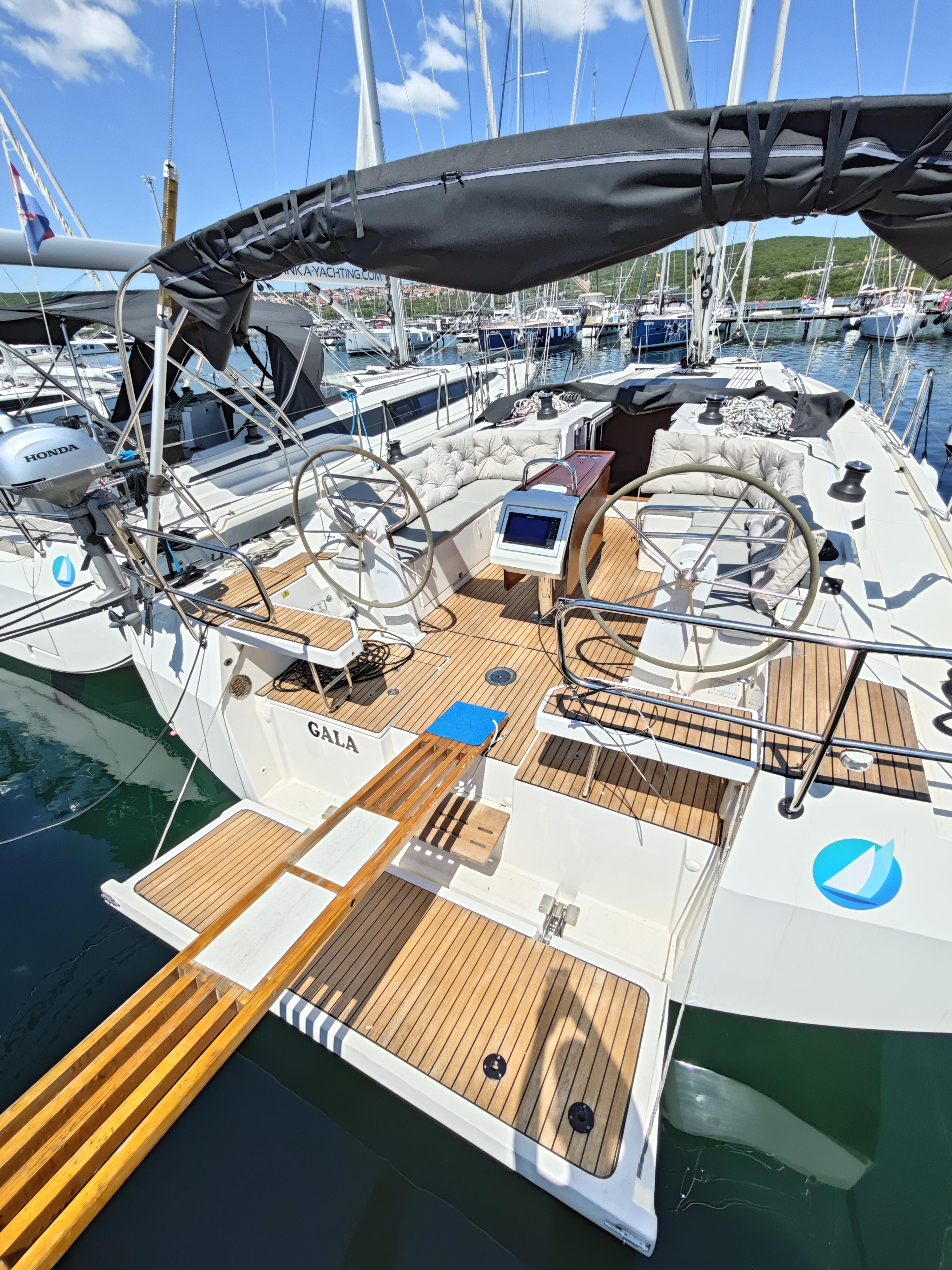 Sailing yacht 
