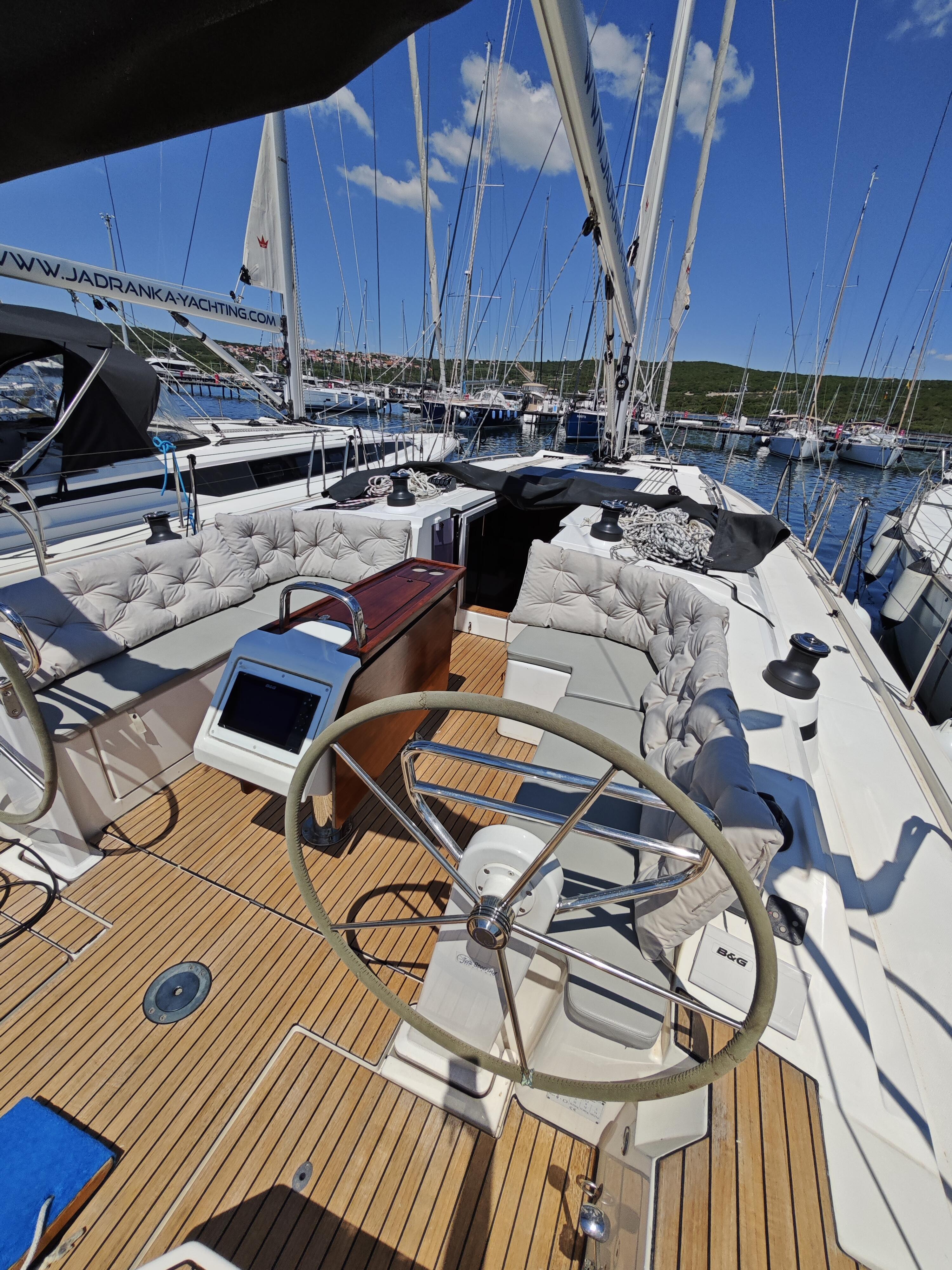 Sailing yacht 
