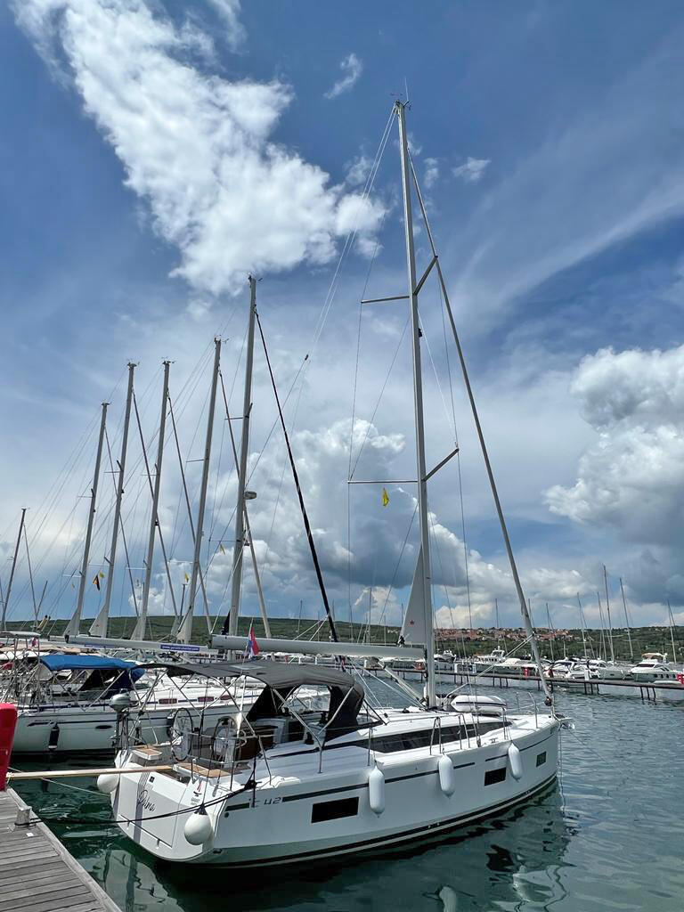 Sailing yacht 