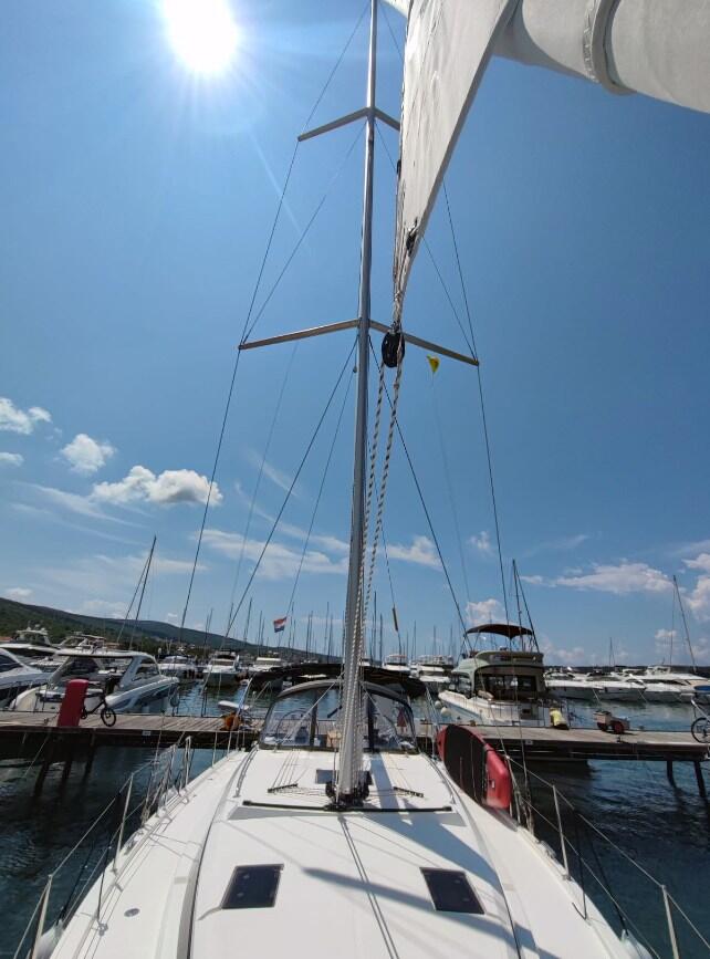 Sailing yacht 