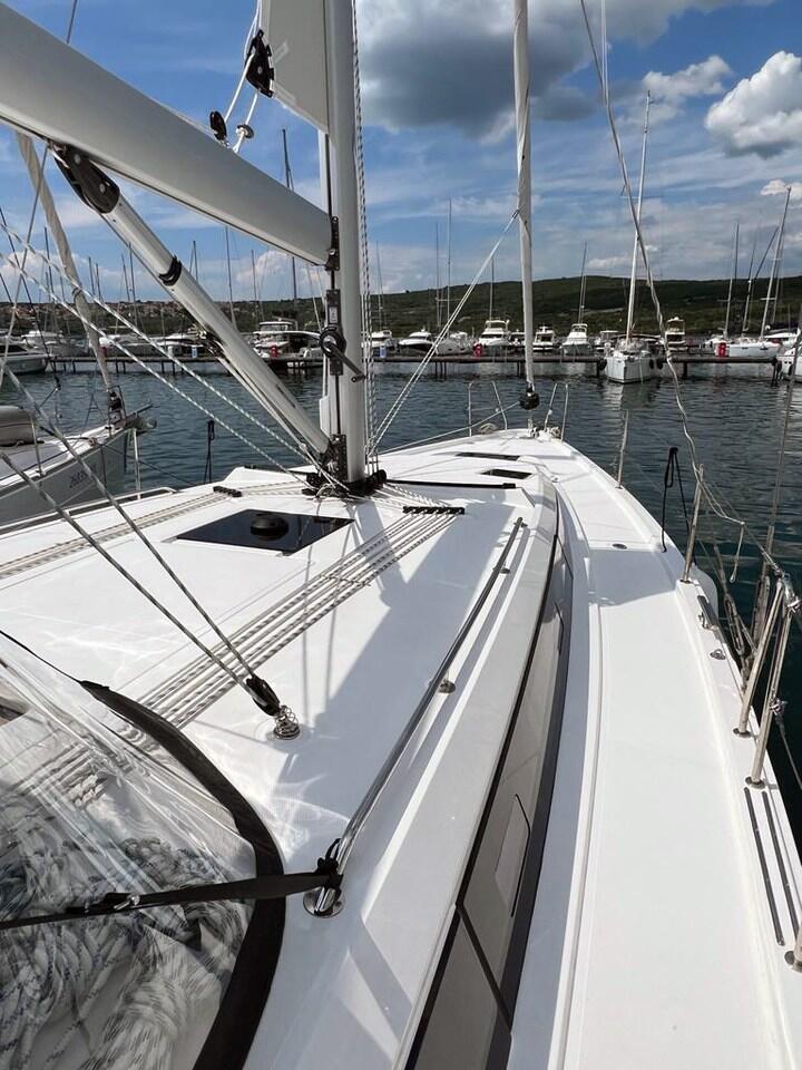 Sailing yacht 