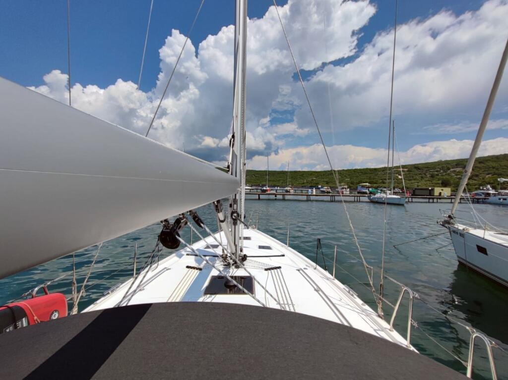 Sailing yacht 