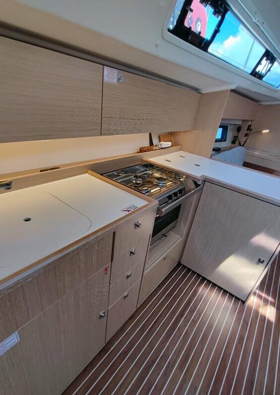 Sailing yacht 