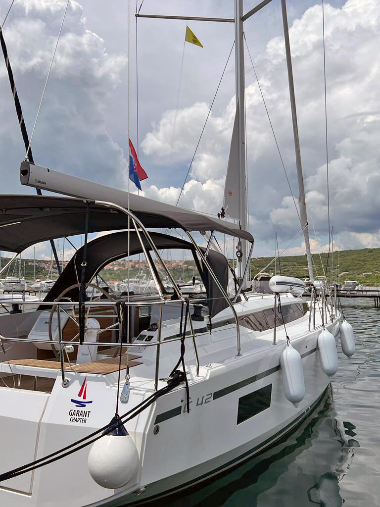 Sailing yacht 