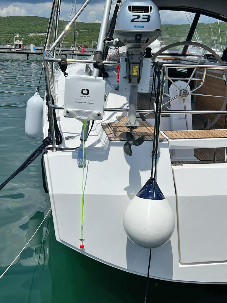 Sailing yacht 