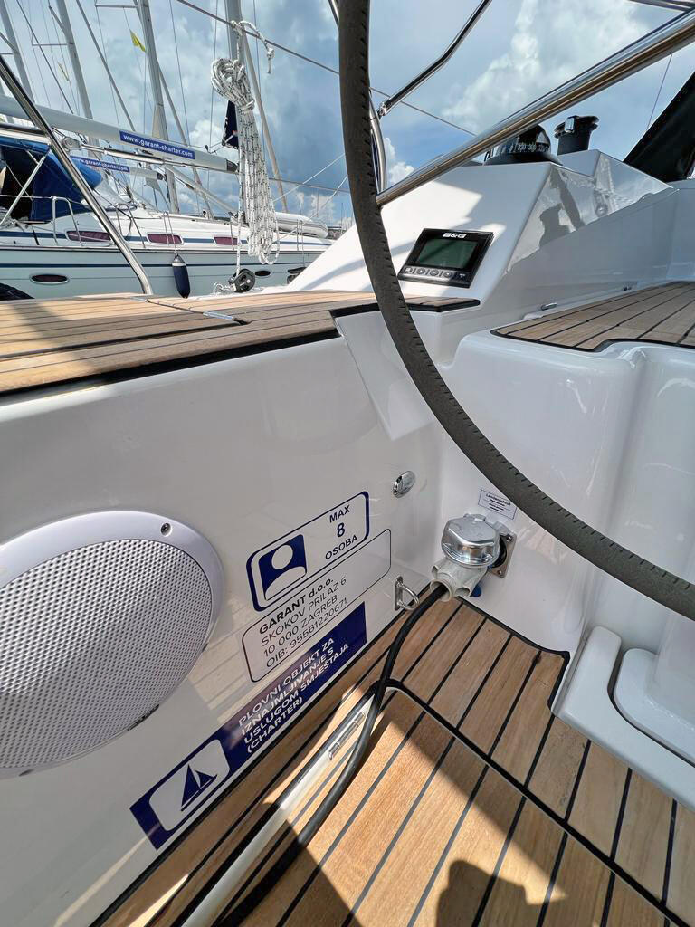 Sailing yacht 