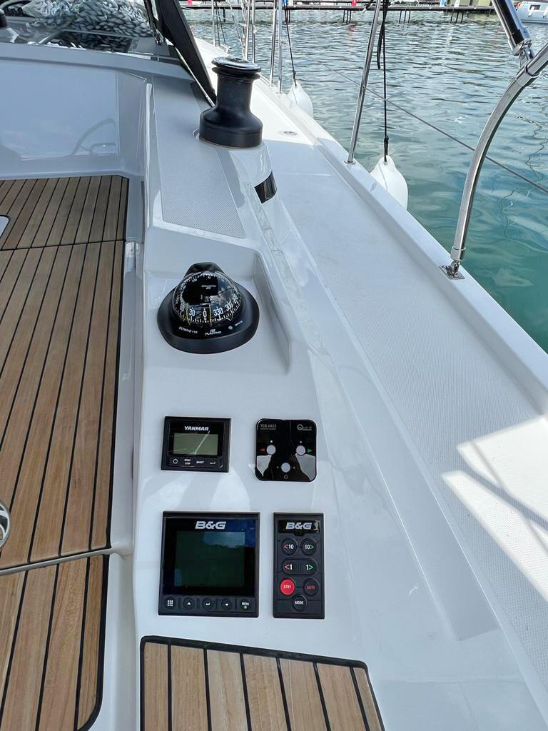 Sailing yacht 