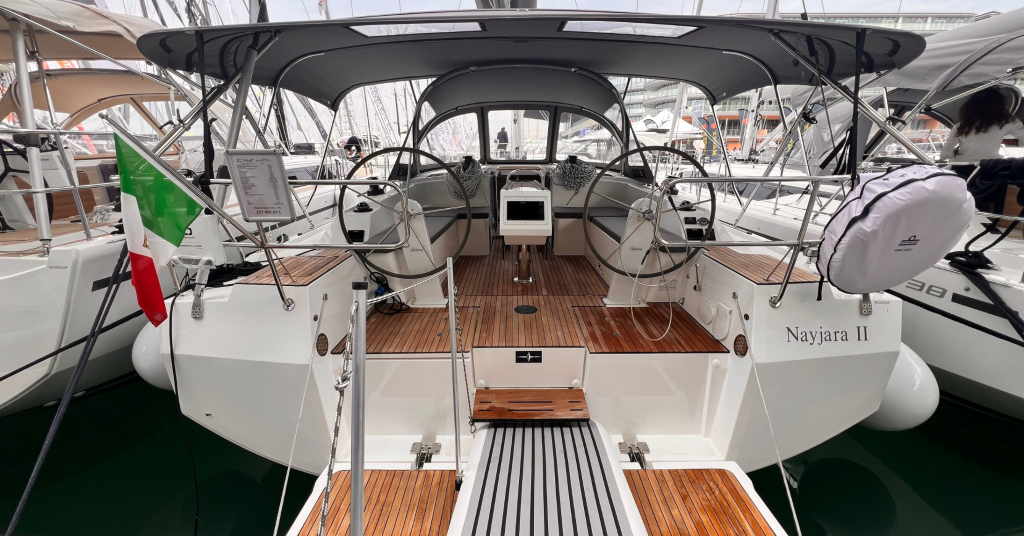 Sailing yacht 