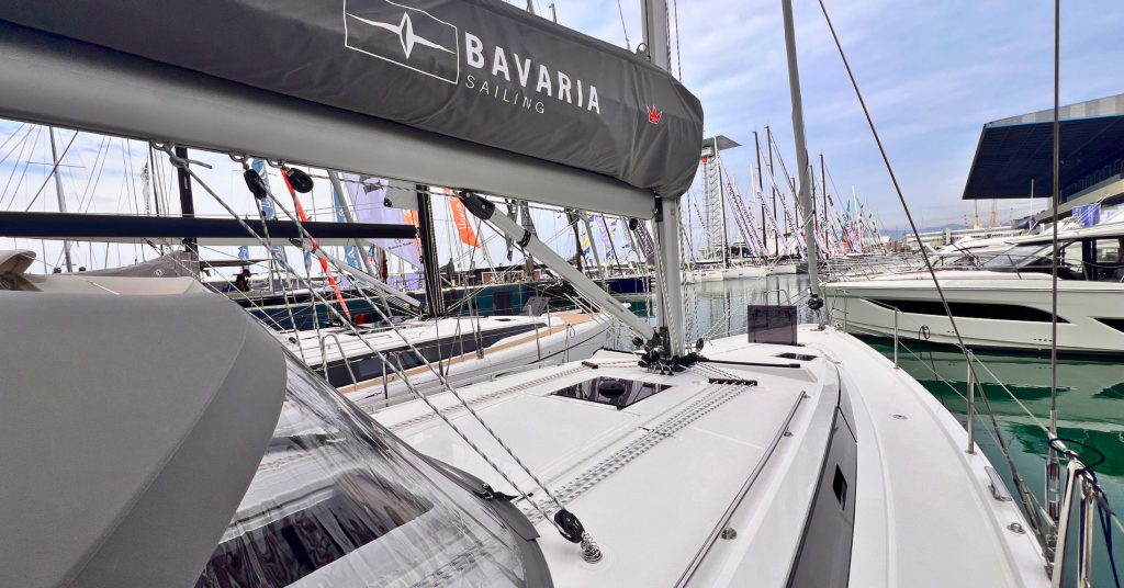 Sailing yacht 