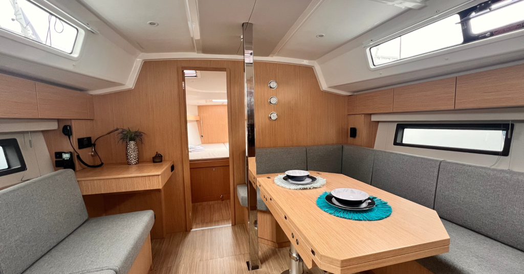 Sailing yacht 