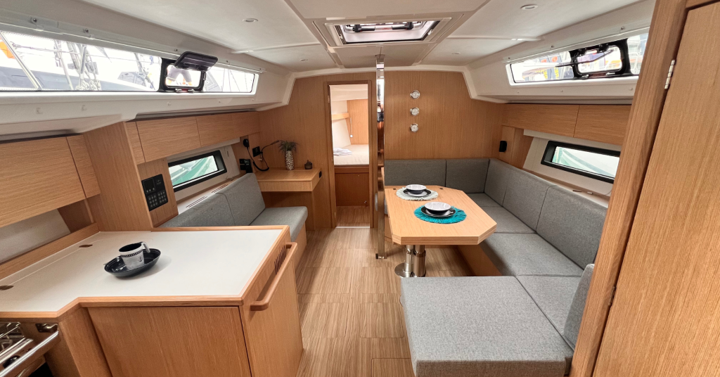 Sailing yacht 