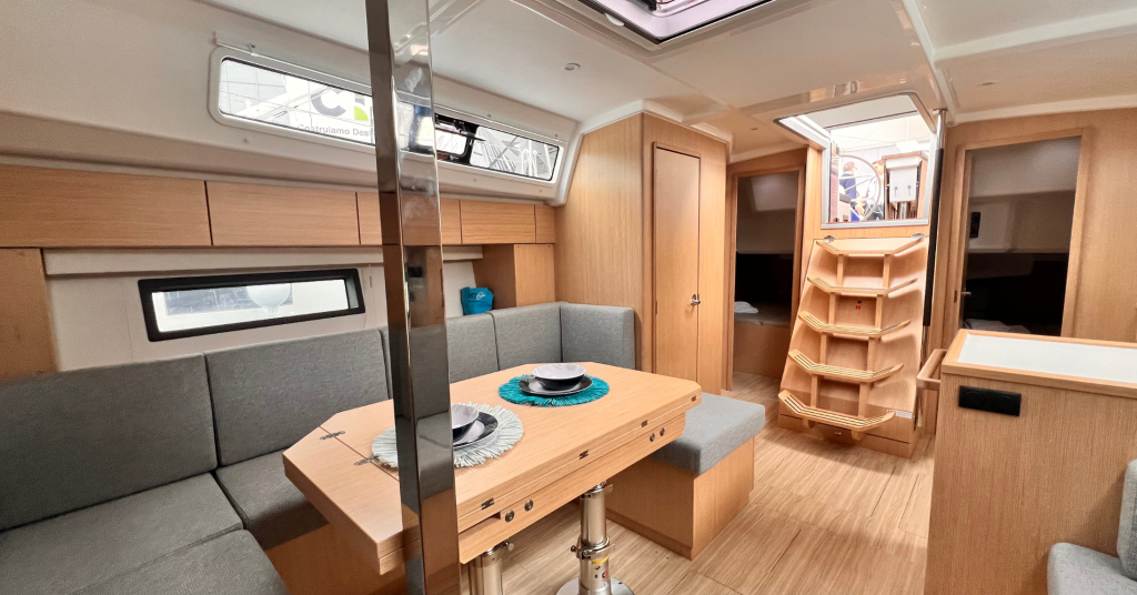 Sailing yacht 