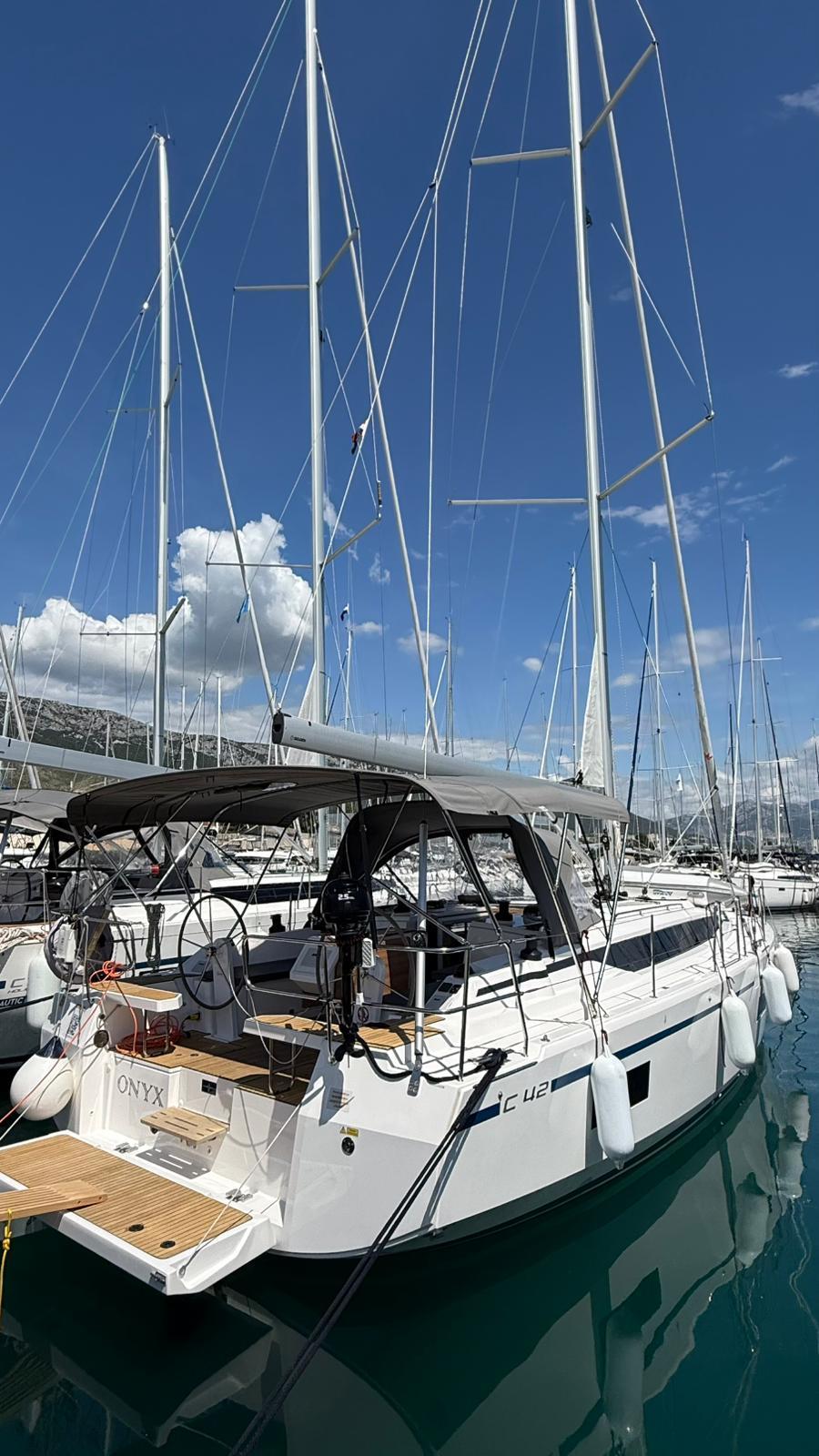 Sailing yacht 