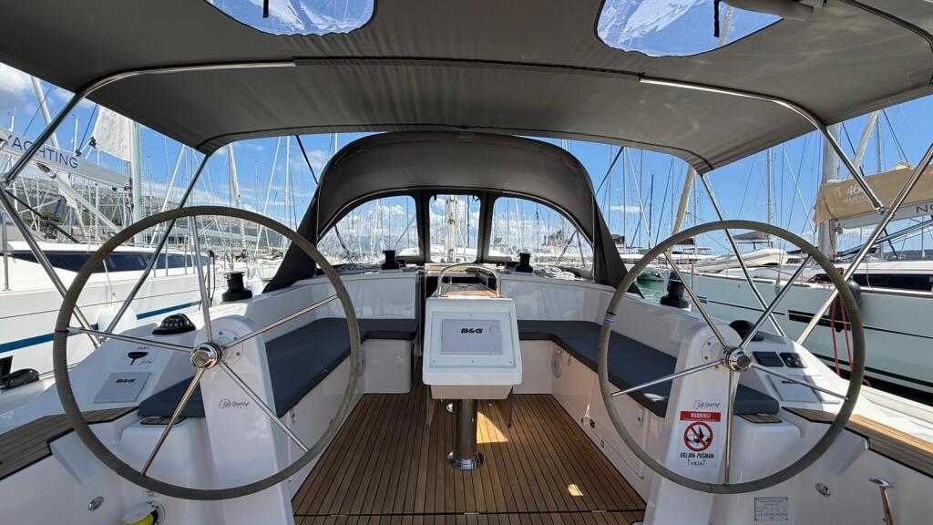 Sailing yacht 
