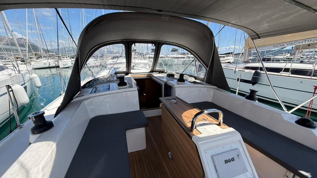 Sailing yacht 