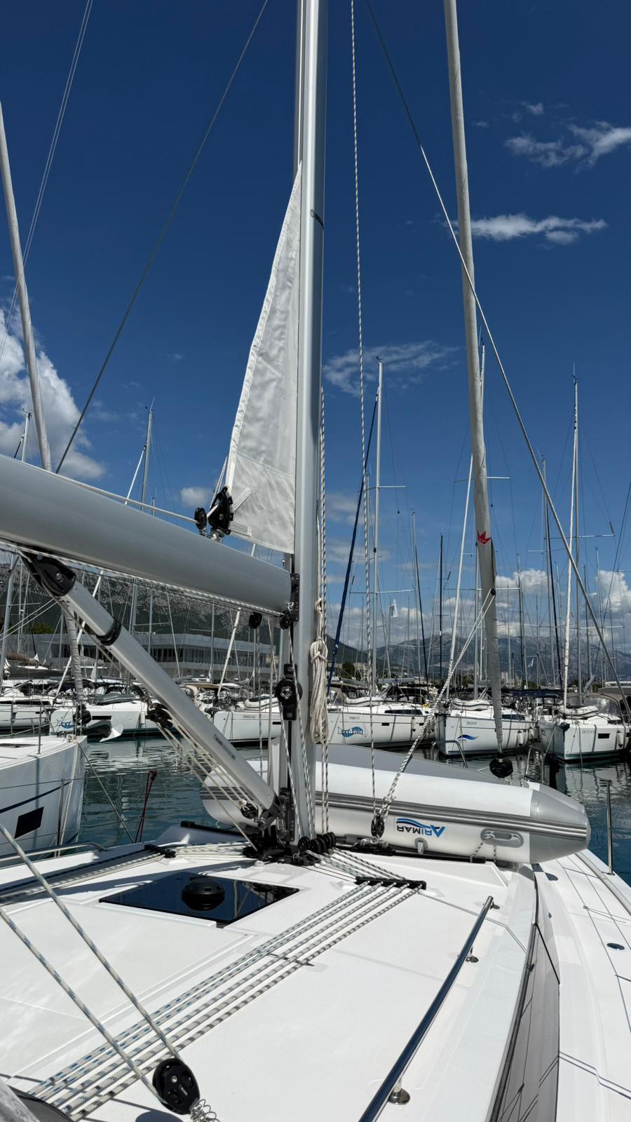 Sailing yacht 