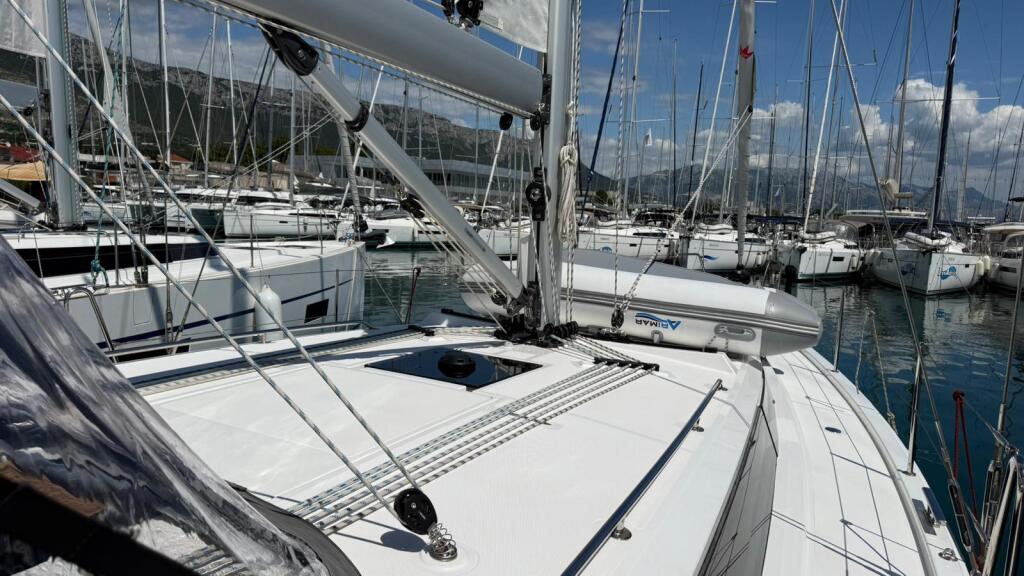 Sailing yacht 