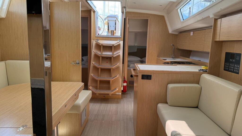 Sailing yacht 