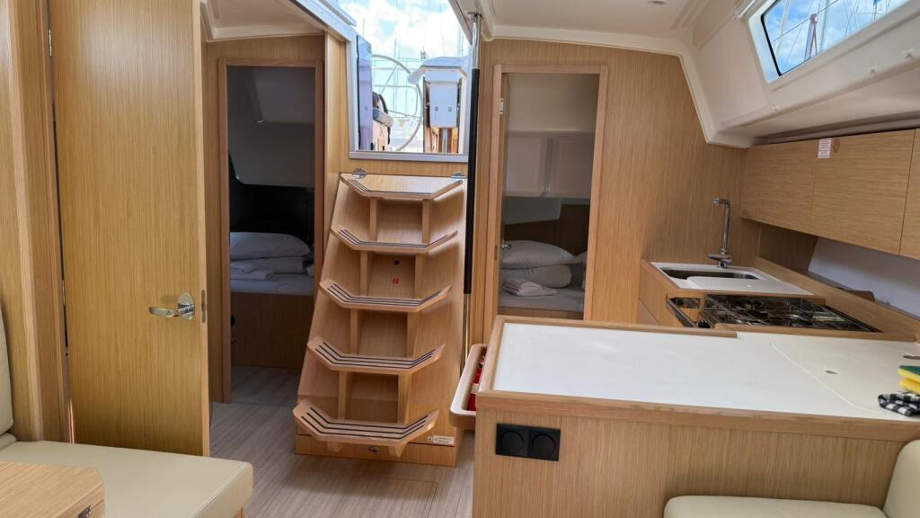 Sailing yacht 