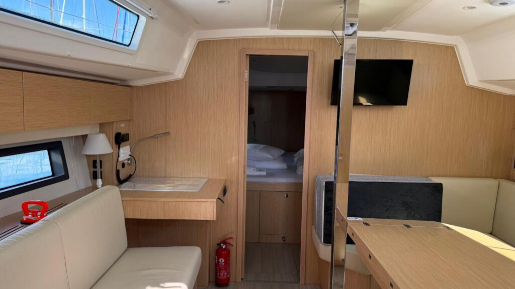 Sailing yacht 