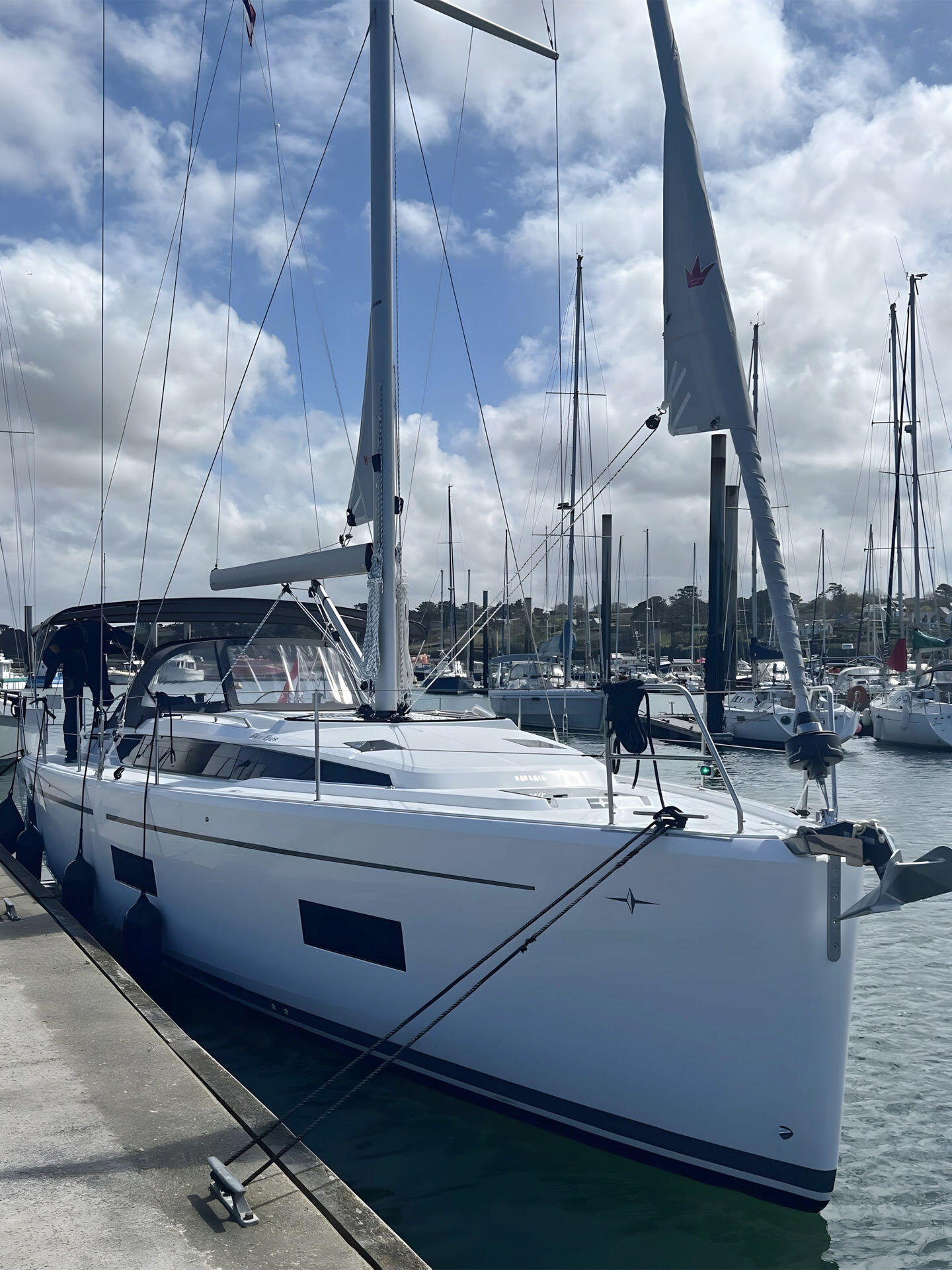 Sailing yacht 