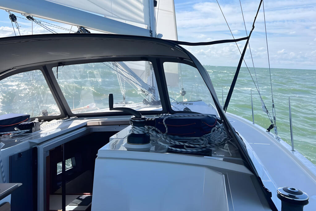 Sailing yacht 