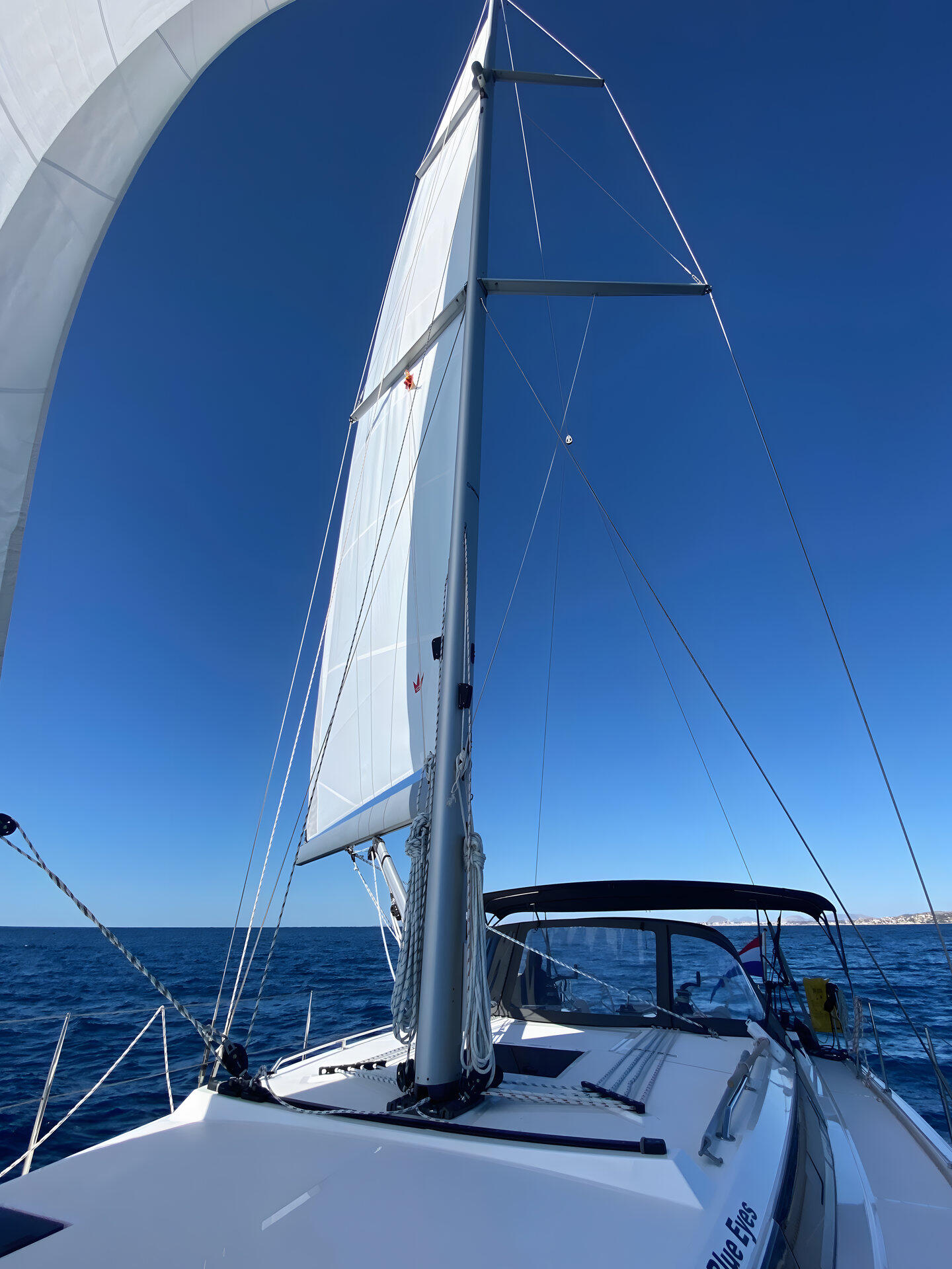 Sailing yacht 