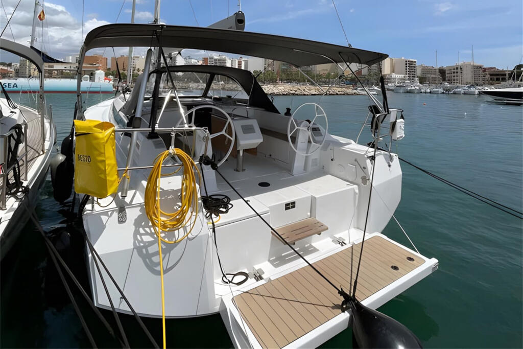 Sailing yacht 