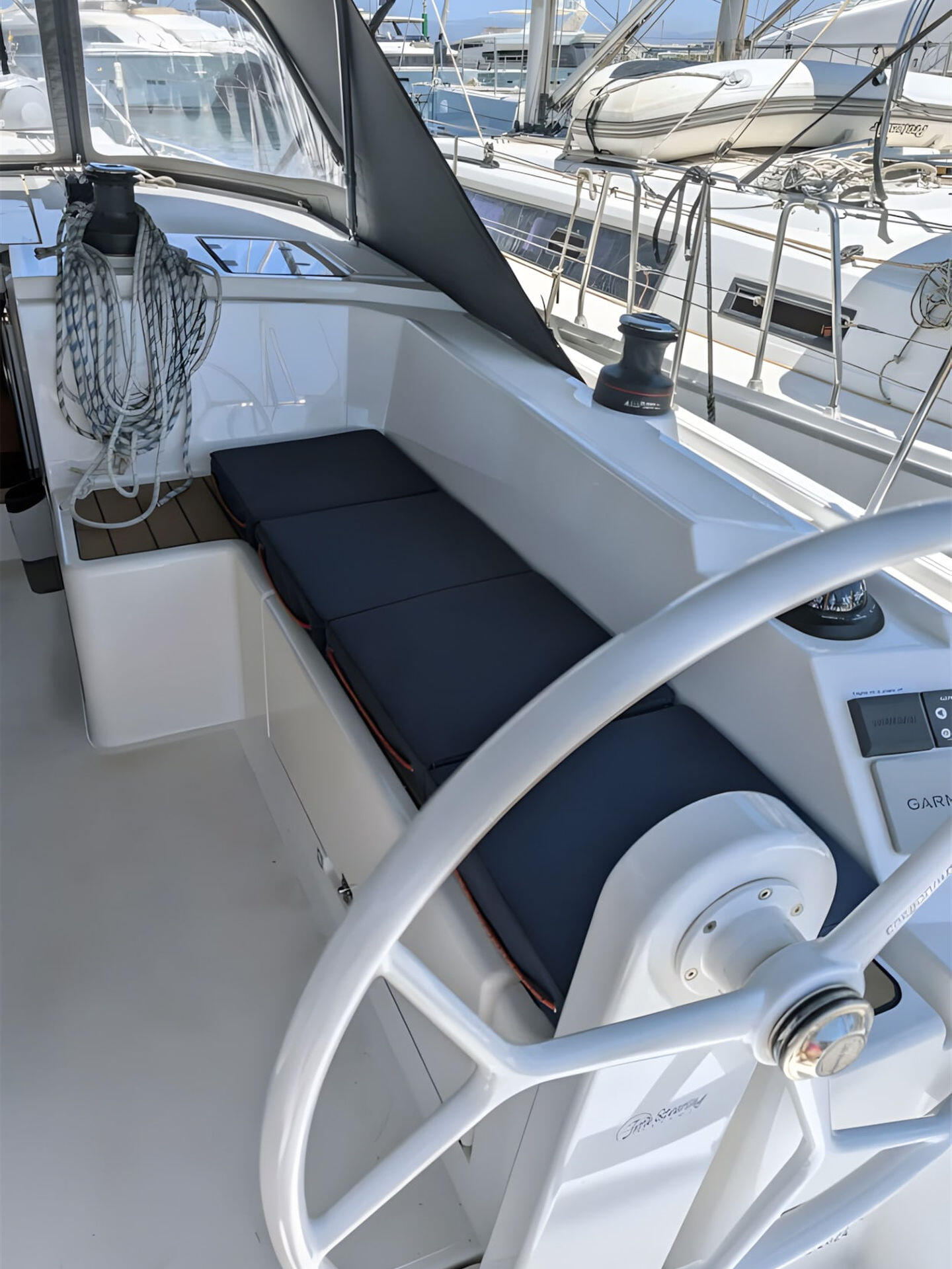 Sailing yacht 