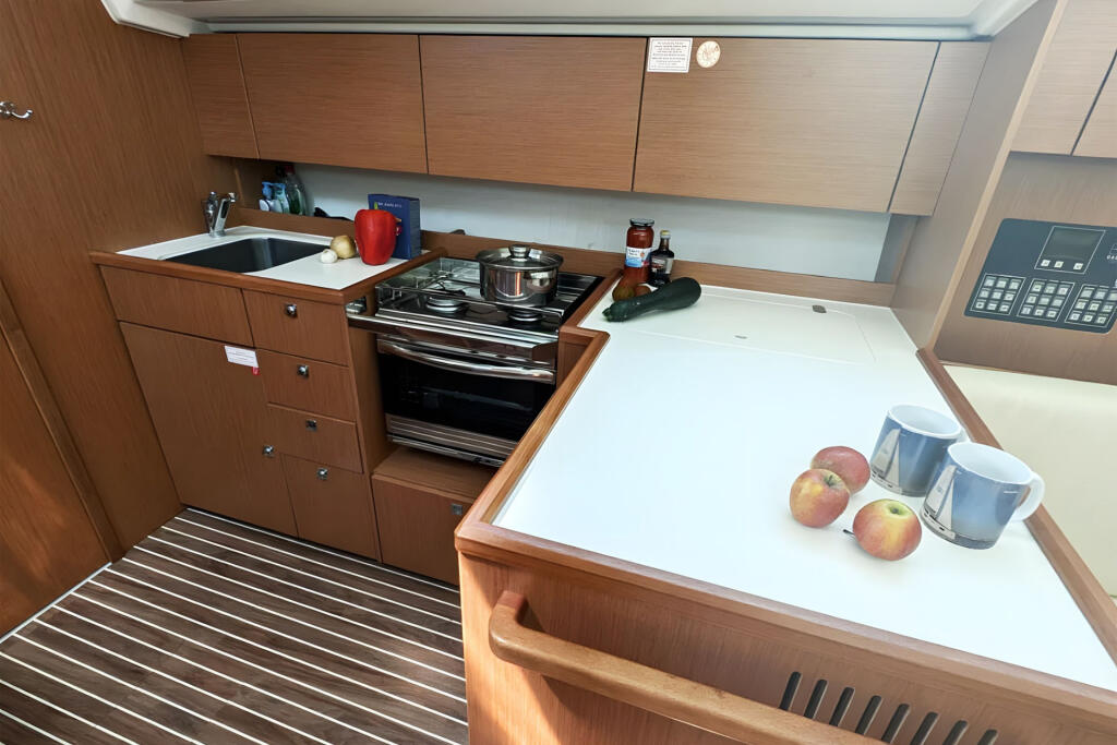 Sailing yacht 