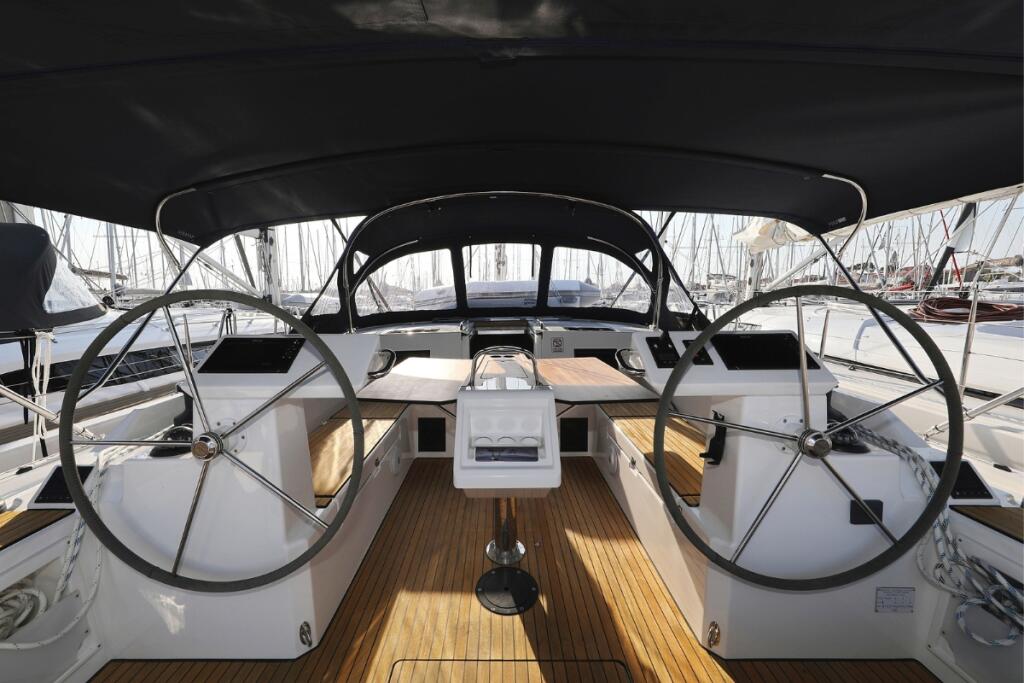 Sailing yacht 