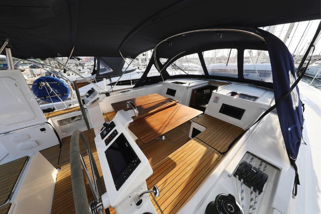 Sailing yacht 