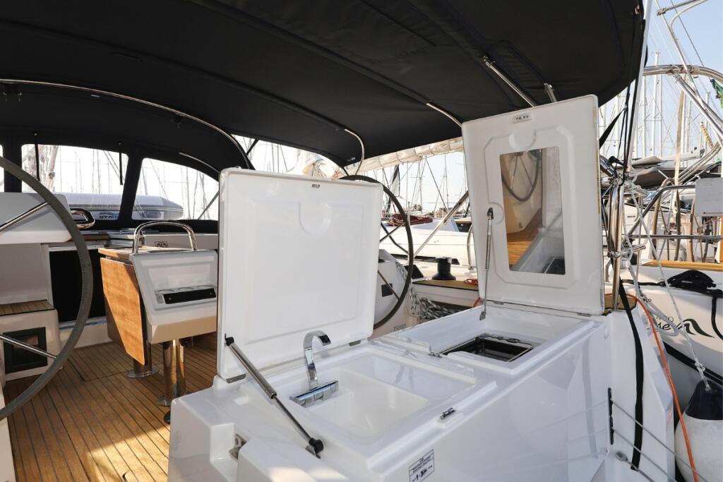 Sailing yacht 