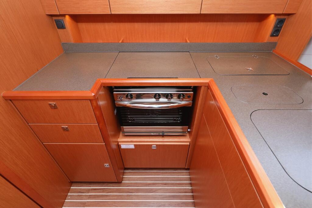 Sailing yacht 