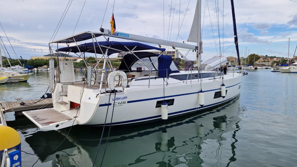 Sailing yacht 