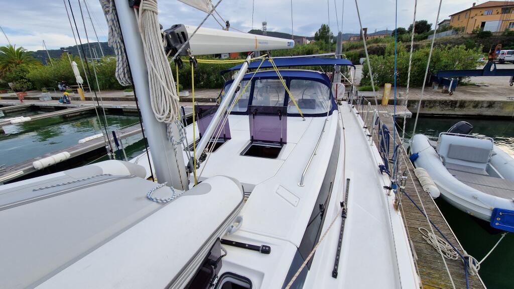 Sailing yacht 