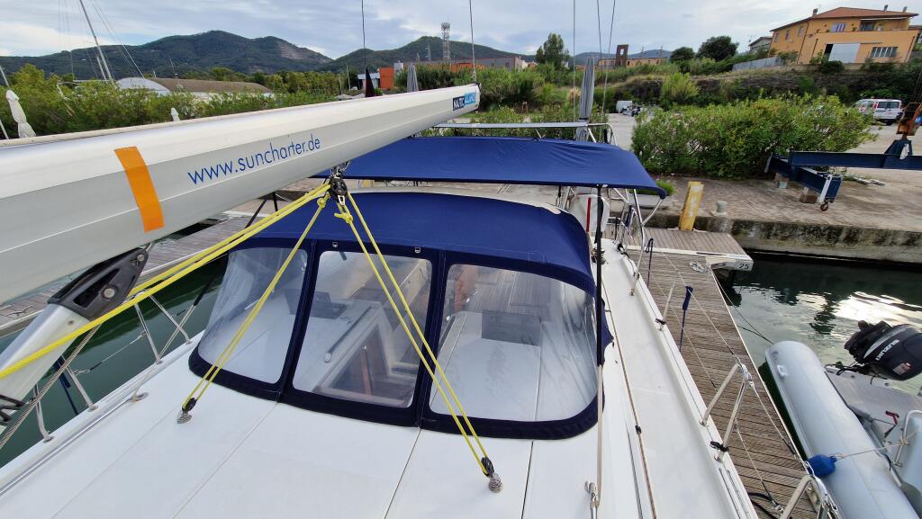 Sailing yacht 
