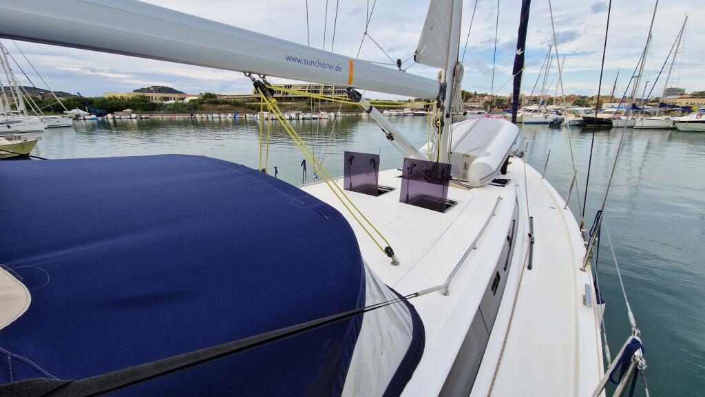 Sailing yacht 