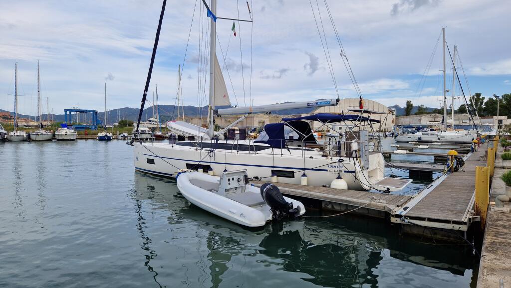Sailing yacht 