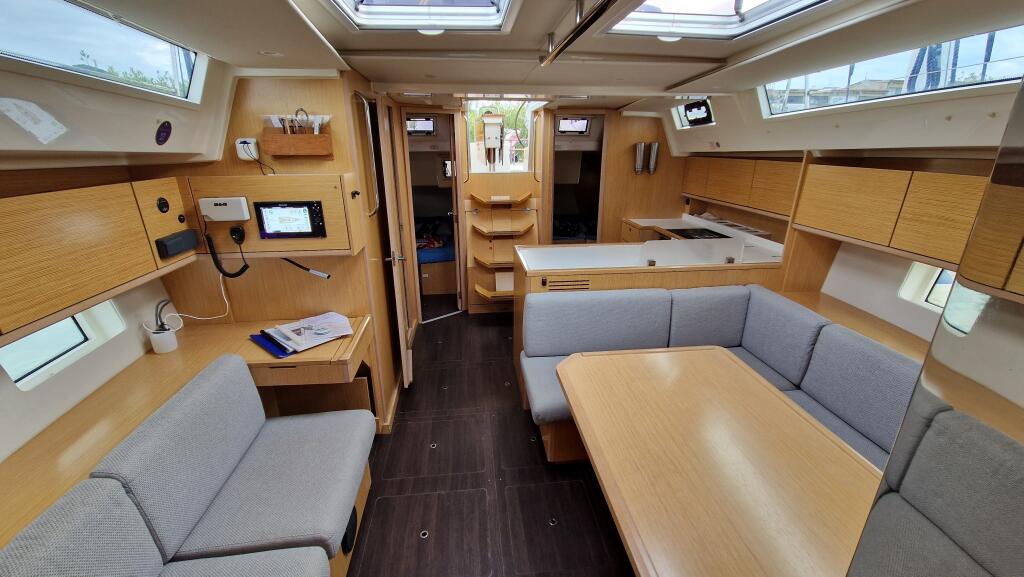 Sailing yacht 